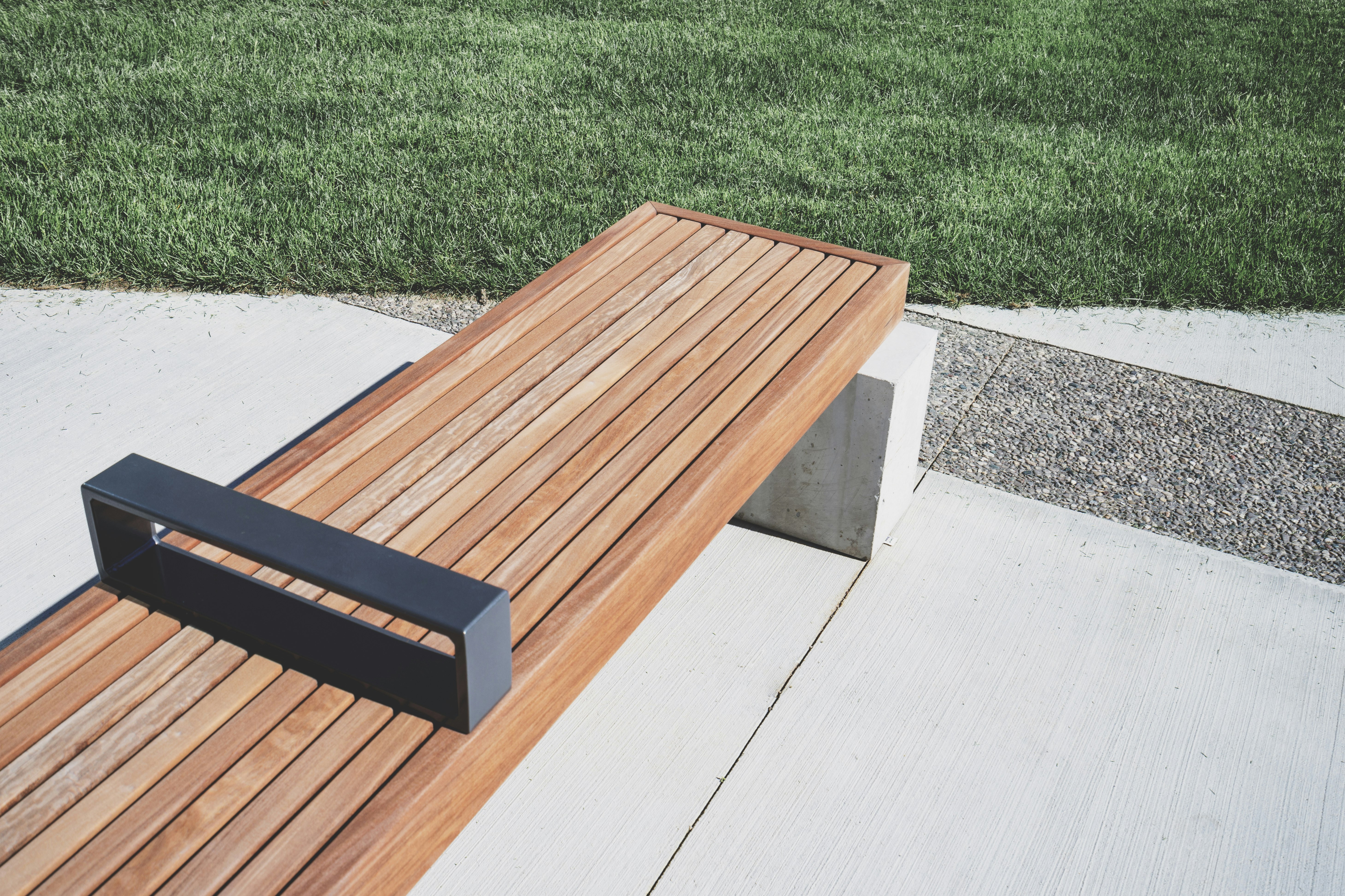 closeup photo of brown bench